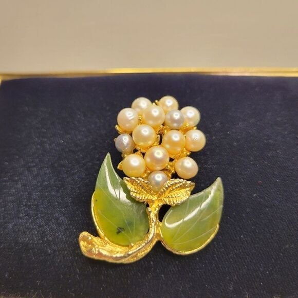 Swoboda Two Colors Pearl and Jade Flower Brooch Signed SWO, INC - Picture 10 of 13